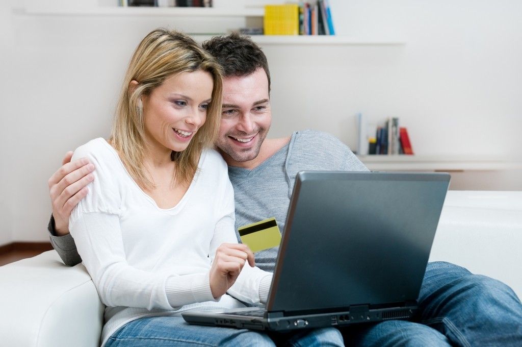 couple shopping online