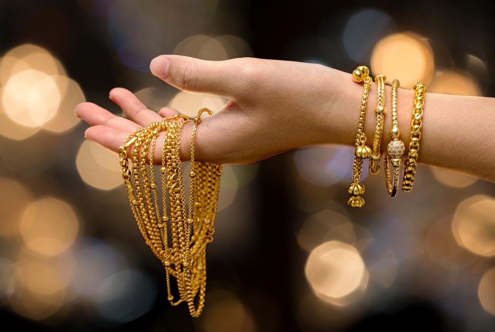 You can fin beautiful gold jewelry in Brilliance.com